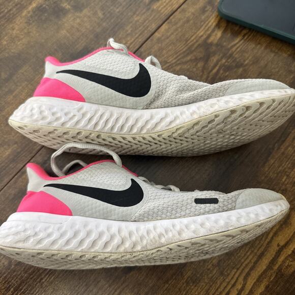 Nike Revolution 5 Running Sneakers Girls Size 5Y Dust Hyper Pink BQ5671-010 - Picture 3 of 7